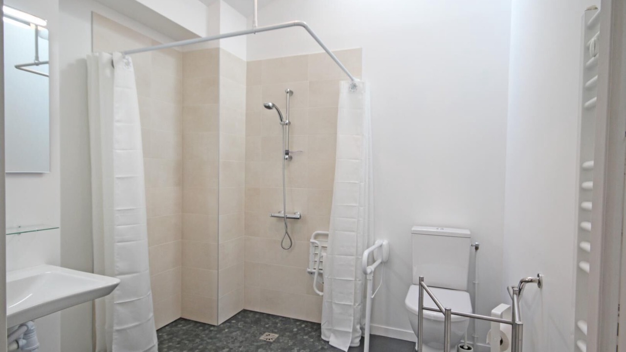Photo of Bathroom in Arelaune-en-Seine