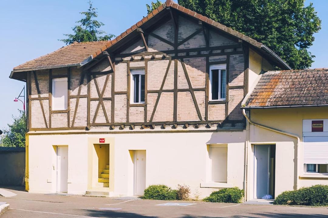 Photo of Buildings in Avermes