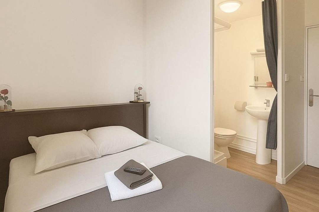 Photo of Bedroom in Lens