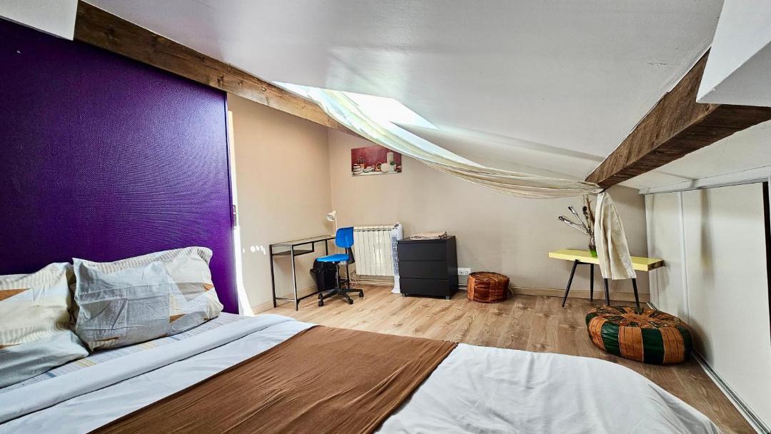 Photo of Bedroom in Stains