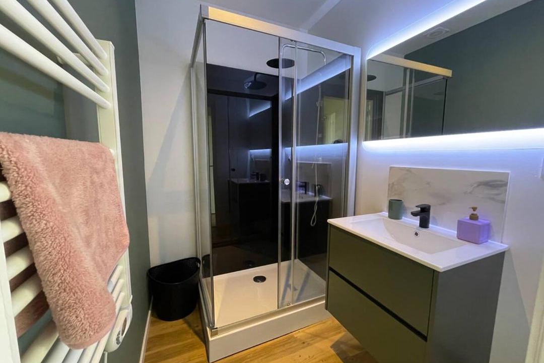 Photo of Bathroom in Lens