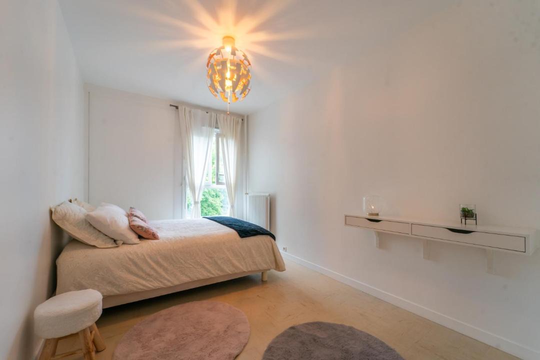 Photo of Bedroom in Stains