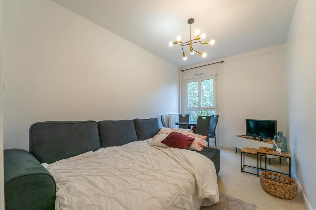 Photo of Bedroom in Stains