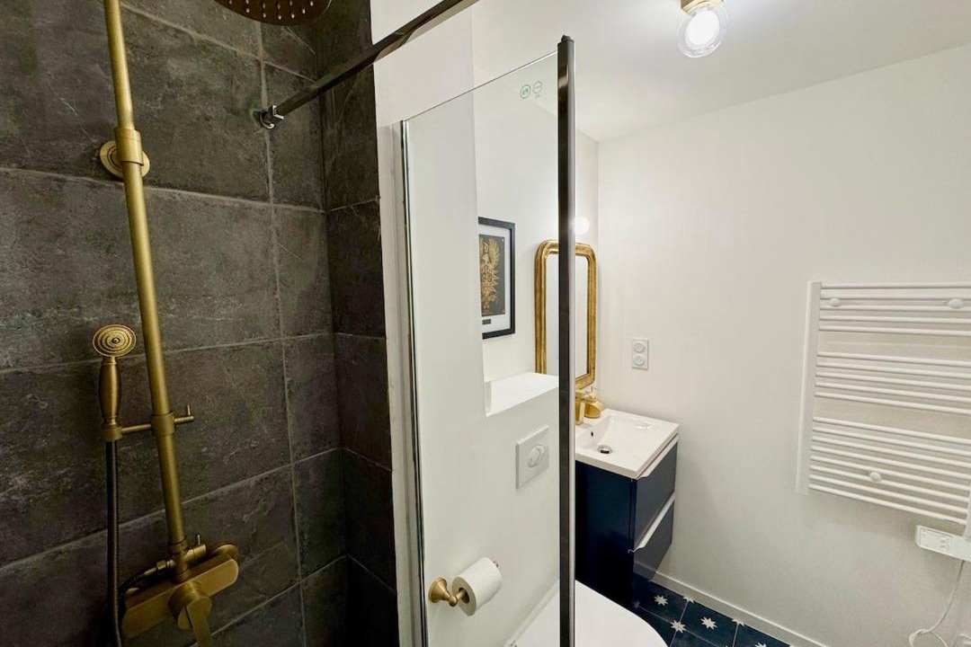 Photo of Bathroom in Courlancy