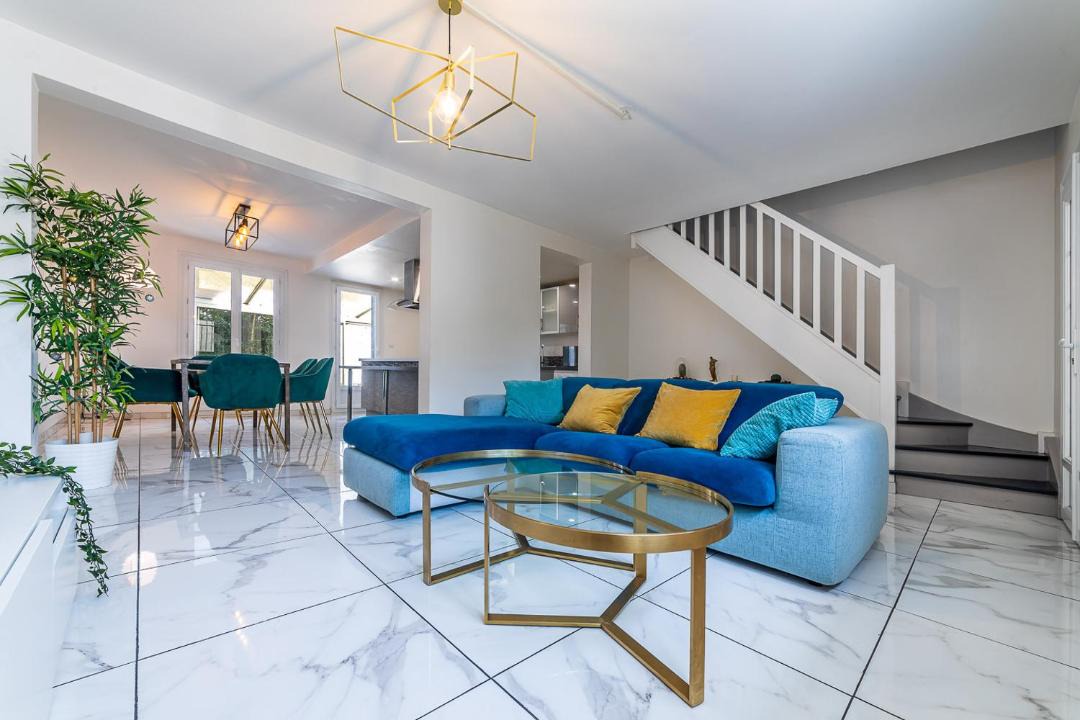 Photo of Livingroom in Stains