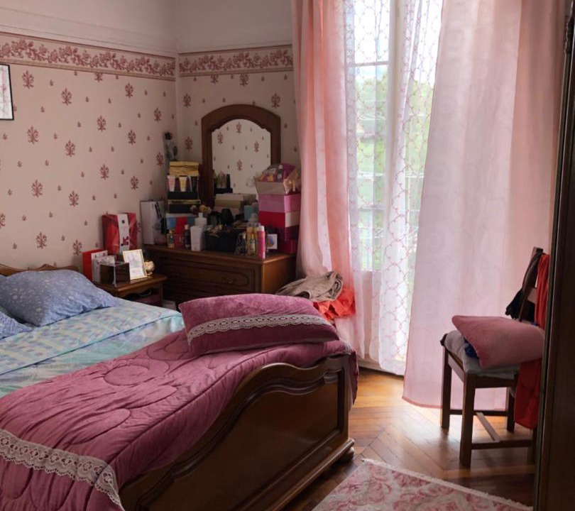 Photo of Bedroom in Stains