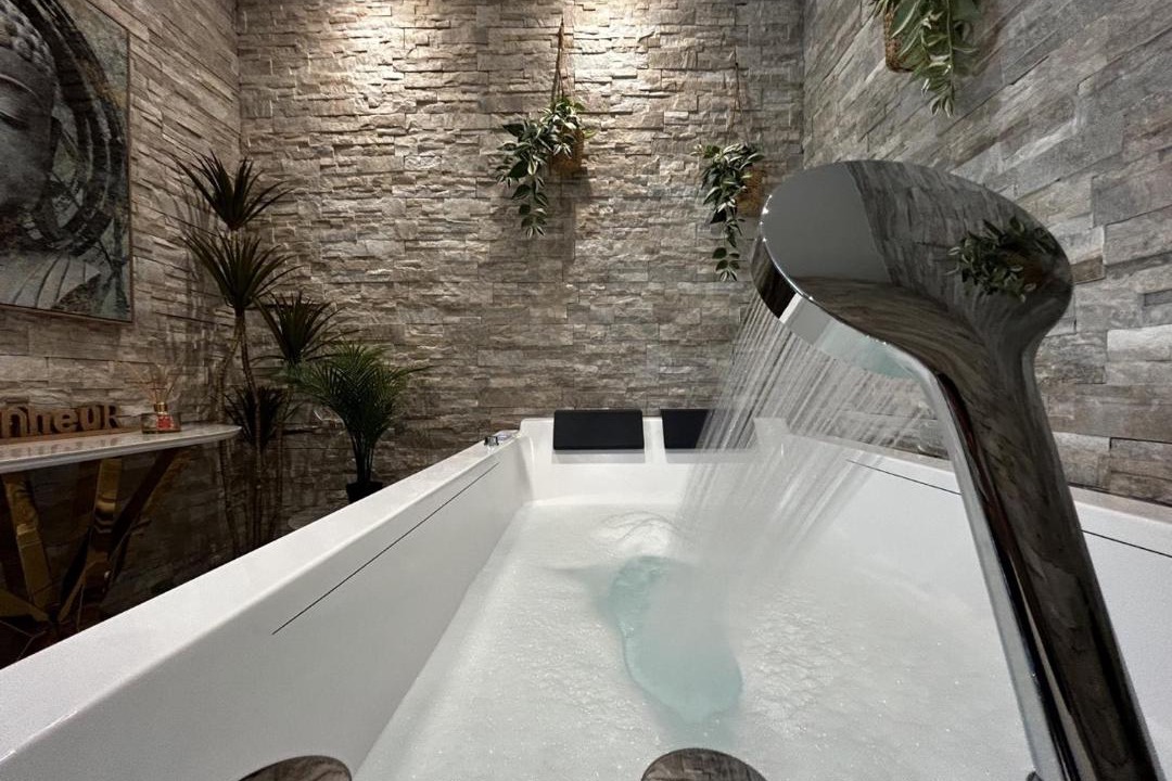 Photo of Bathroom in Courlancy