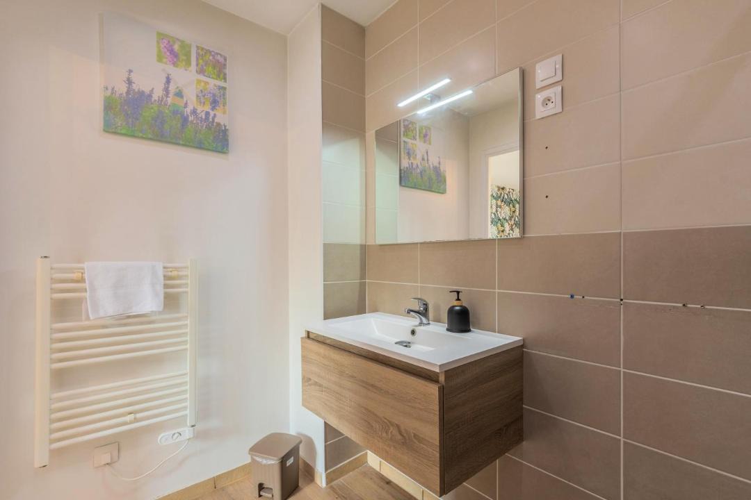 Photo of Bathroom in Lens