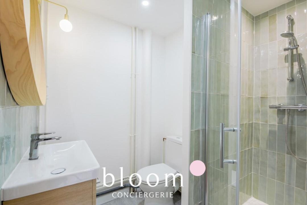 Photo of Bathroom in Poincare - Foch - Anatole France - Croix de Bourgogne