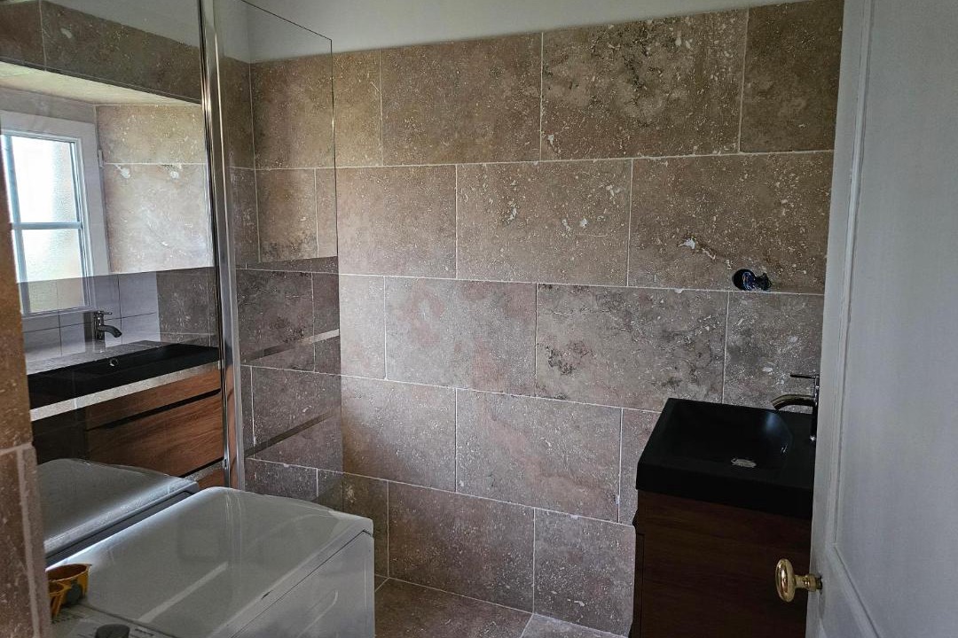 Photo of Bathroom in Maux