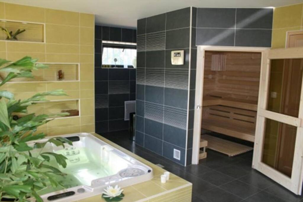 Photo of Bathroom in Saint-Hubert