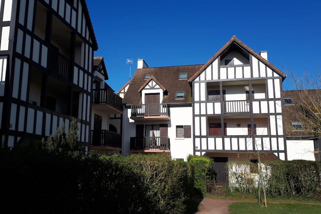 Photo of Buildings in Le Home