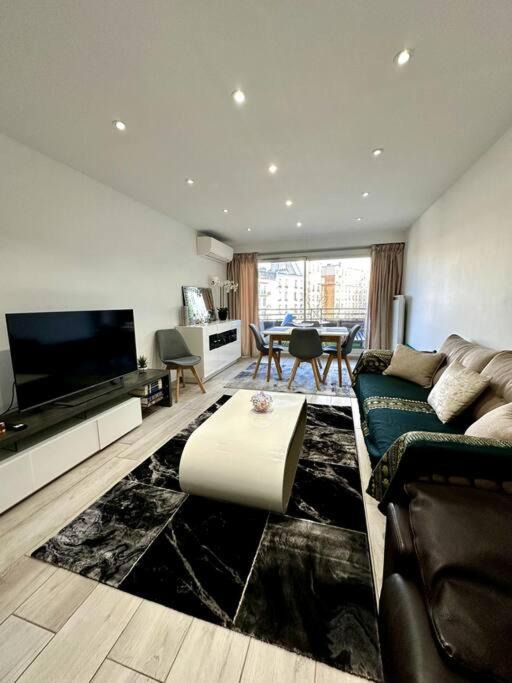 Photo of Livingroom in Republique–Point-du-Jour