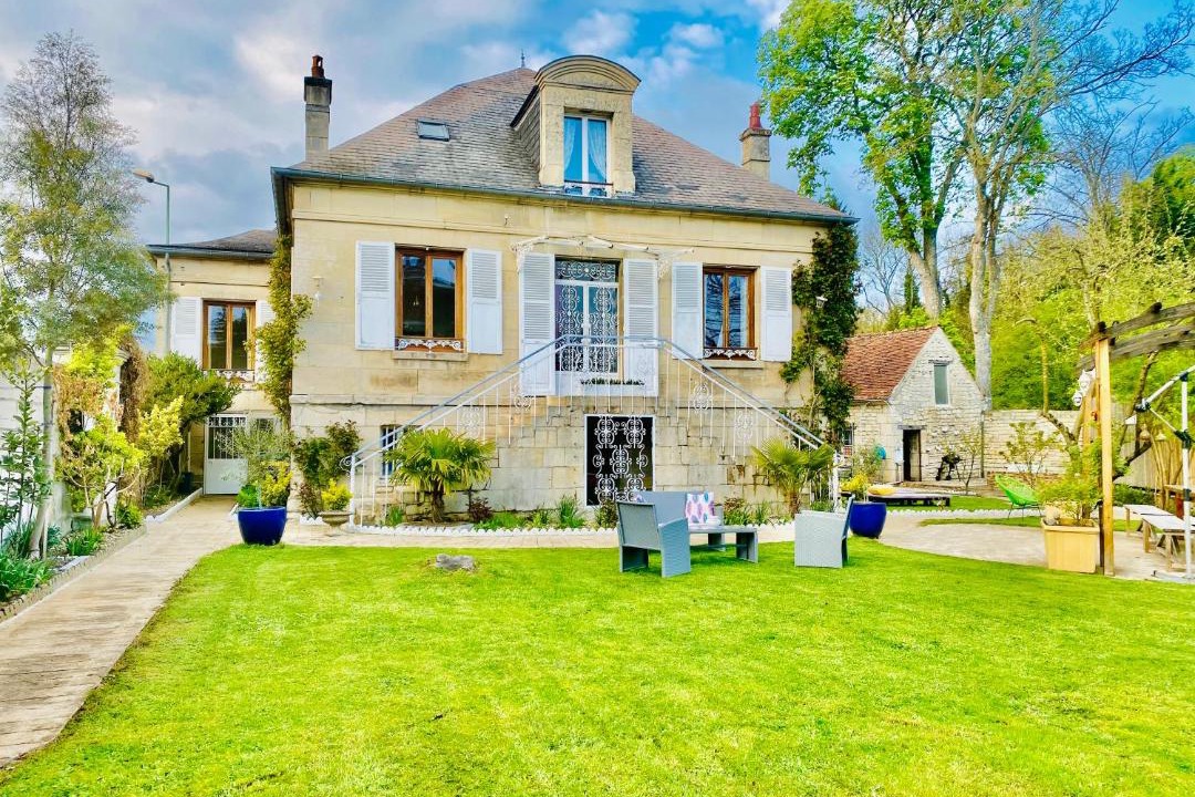 Photo of Buildings in Cires-Les-Mello