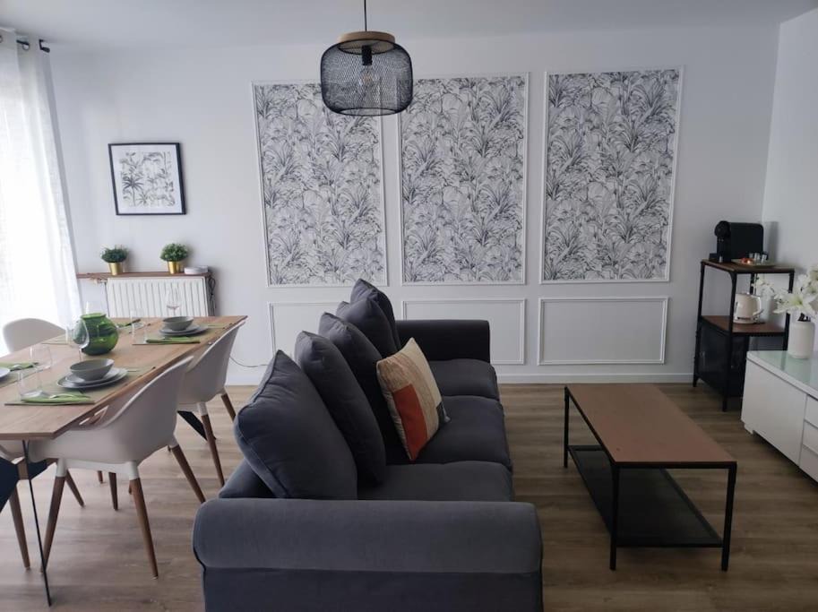 Photo of Livingroom in Center