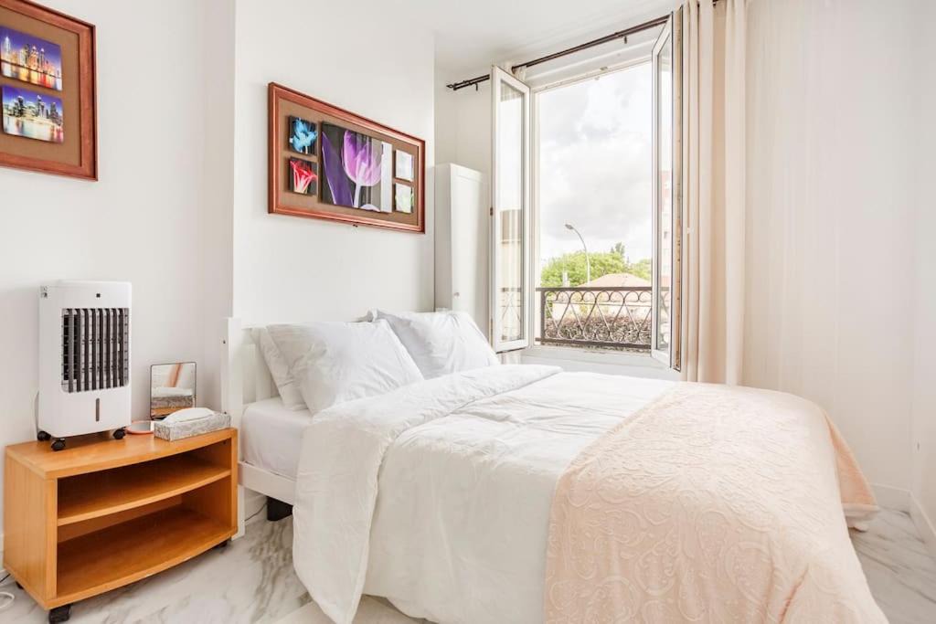 Photo of Bedroom in Stains