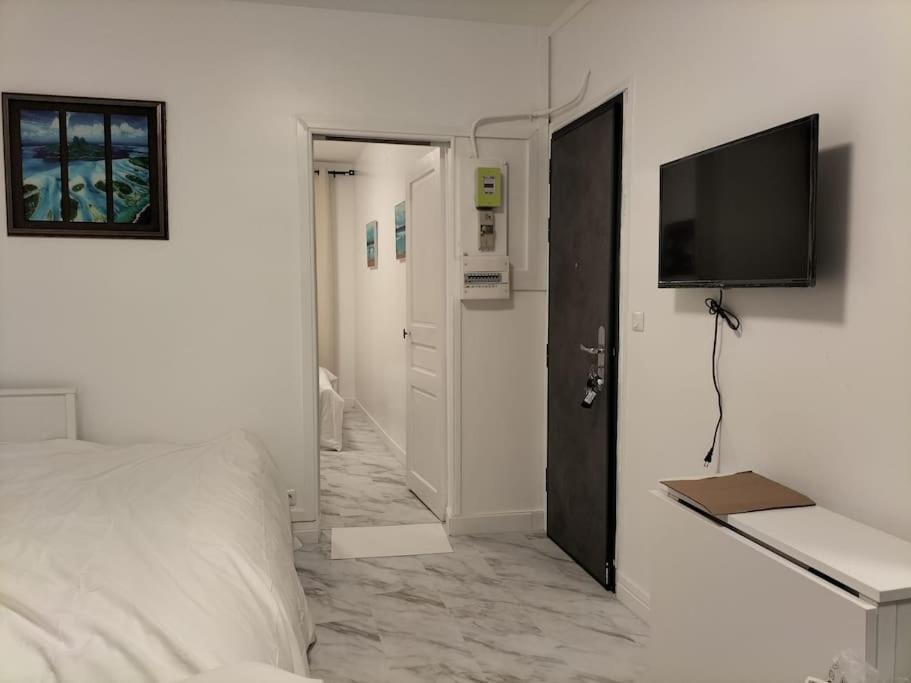 Photo of Bedroom in Stains