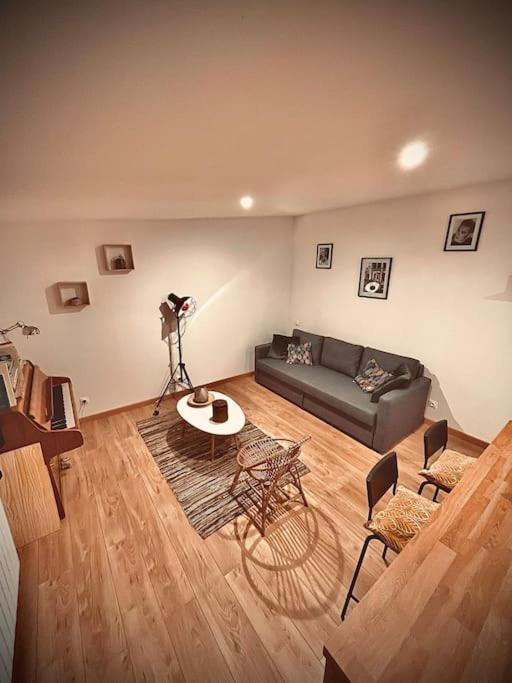 Photo of Livingroom in Poses