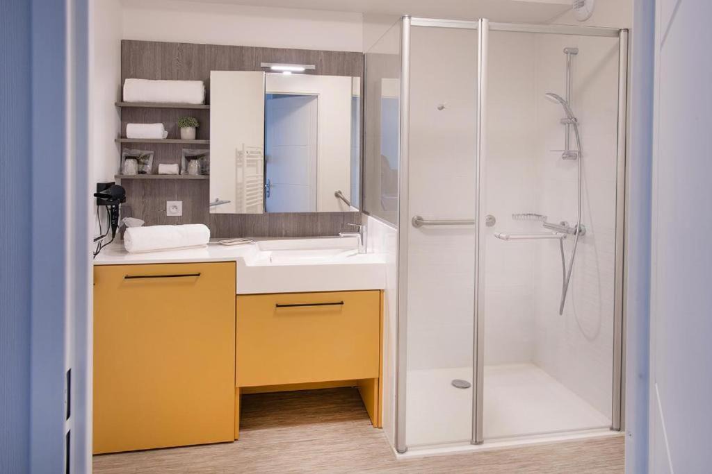 Photo of Bathroom in Mont-Saint-Aignan