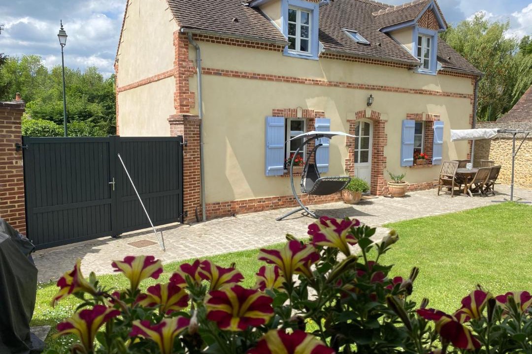 Photo of Buildings in Thelloise