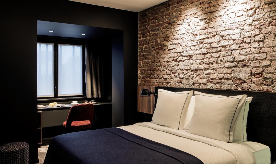 Photo of Bedroom in Lens