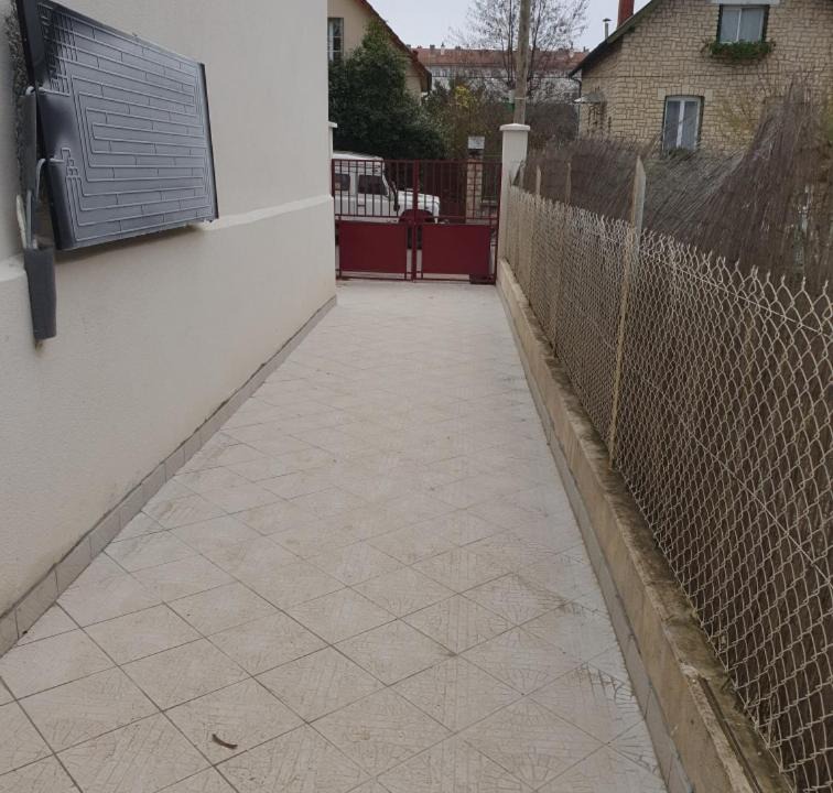 Photo of Buildings in Montmuzard