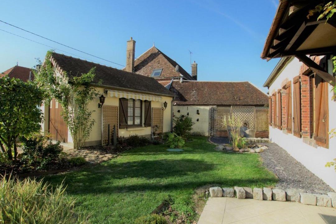 Photo of Buildings in Neuville-sur-Vanne
