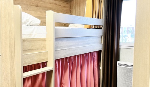 One bed in 4 beds room with private bathroom