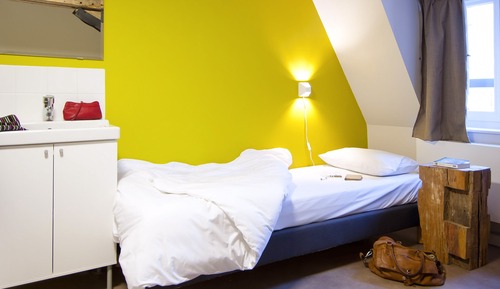 Twin room with shared bathroom
