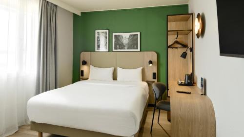 Standard Room - 1 Queen Bed