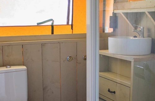 Poilly-lez-Gien Ski Chalet | Luxe Sanitary XL 6 pers Villatent at 5-Star Camping Les Bois du Bardelet