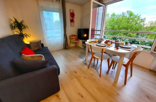 Bezons Apartment | Panoramic View of River - Calm - 6' Tram - 25' Paris - Parking- Netflix