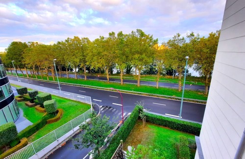 Bezons Apartment | Panoramic View of River - Calm - 6' Tram - 25' Paris - Parking- Netflix