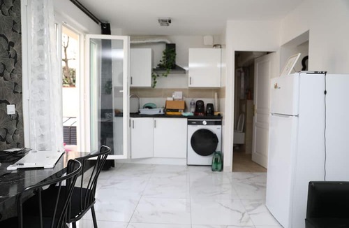 Le Bourget Apartment | Lux Black&White 15 Min To Paris & CDG