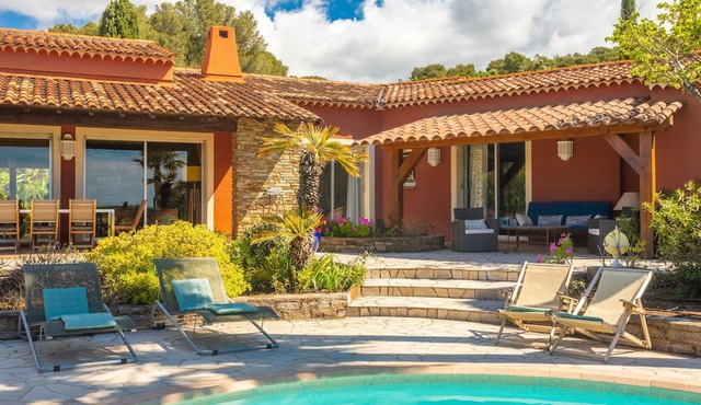 Facing Porquerolles Island, 180 m², Large Pool, 50 m from Beach, Sea View